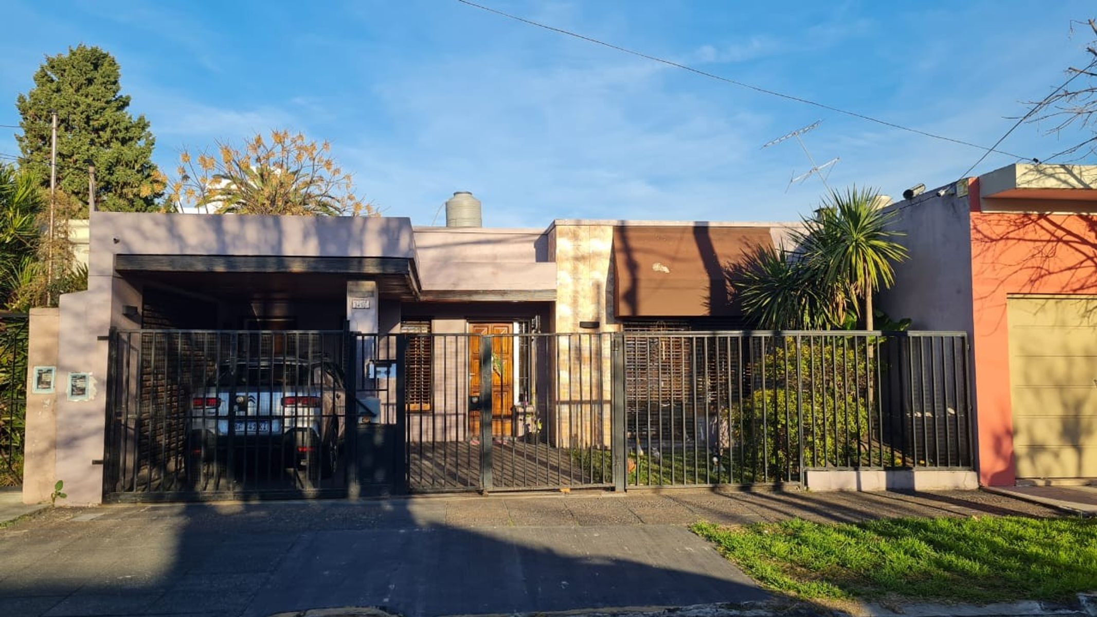 Casa Americana 3 ambientes mas escritorio, amplio fondo con pileta, quincho y lavadero. NUEVO VALOR