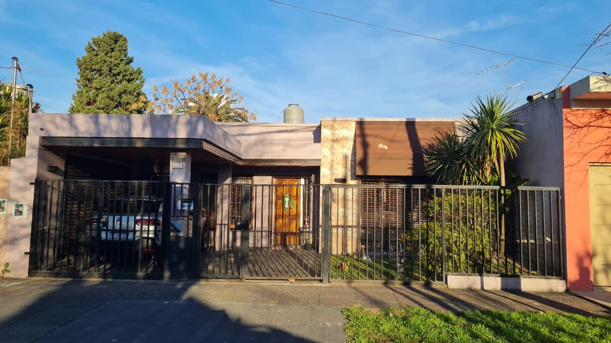 Casa Americana 3 ambientes mas escritorio, amplio fondo con pileta, quincho y lavadero. NUEVO VALOR — foto 2