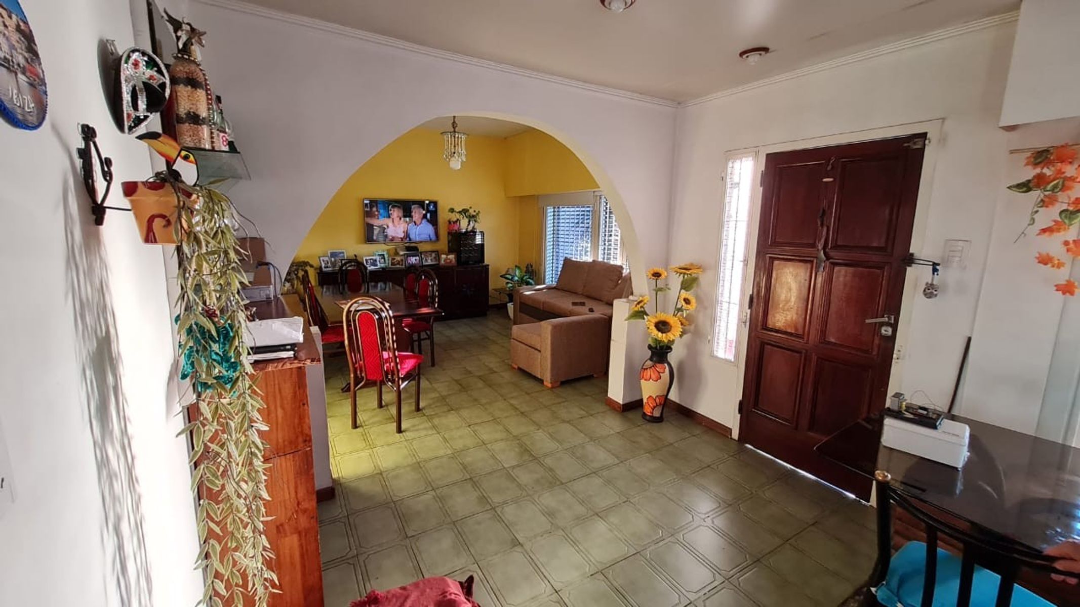 Casa Americana 3 ambientes mas escritorio, amplio fondo con pileta, quincho y lavadero. NUEVO VALOR — foto 3
