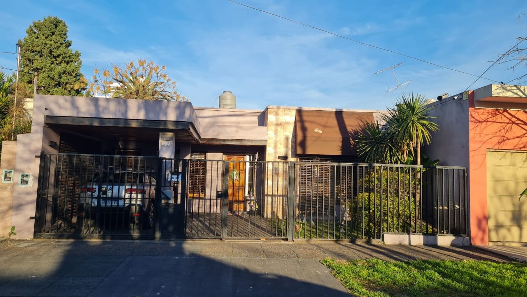 Casa Americana 3 ambientes mas escritorio, amplio fondo con pileta, quincho y lavadero. NUEVO VALOR — foto 4