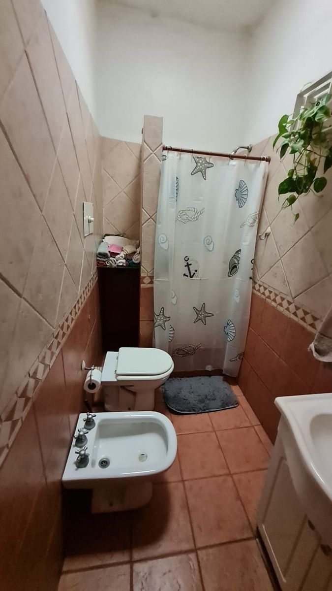 Casa Americana 3 ambientes mas escritorio, amplio fondo con pileta, quincho y lavadero. NUEVO VALOR — foto 7