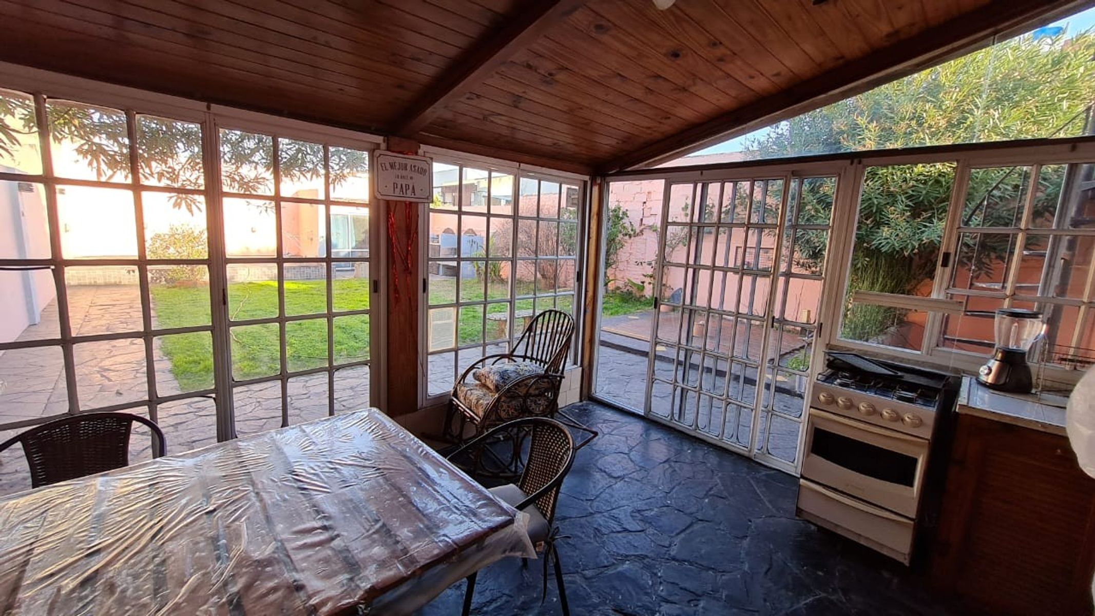 Casa Americana 3 ambientes mas escritorio, amplio fondo con pileta, quincho y lavadero. NUEVO VALOR — foto 11