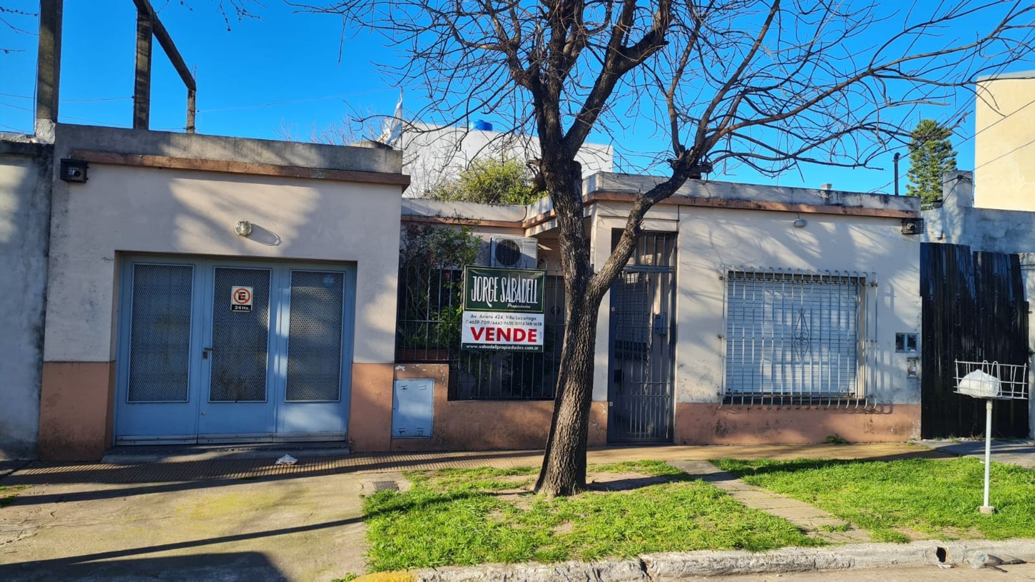 Casa 3 ambientes En Villa Luzuriaga Con Jardín, garage cubierto, y fondolibre con lavadero