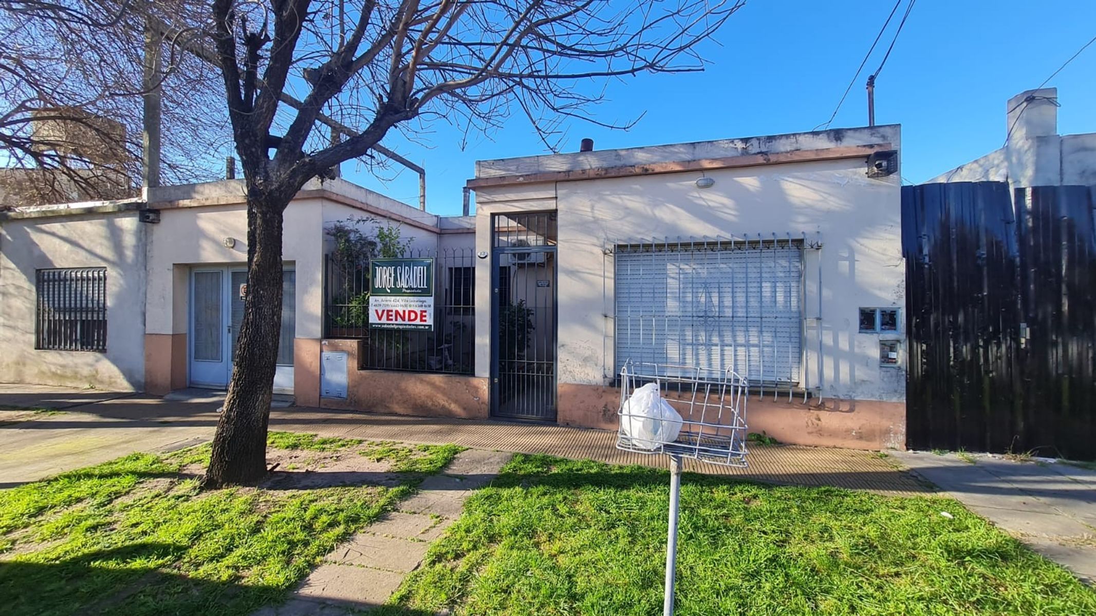 Casa 3 ambientes En Villa Luzuriaga Con Jardín, garage cubierto, y fondolibre con lavadero — foto 2