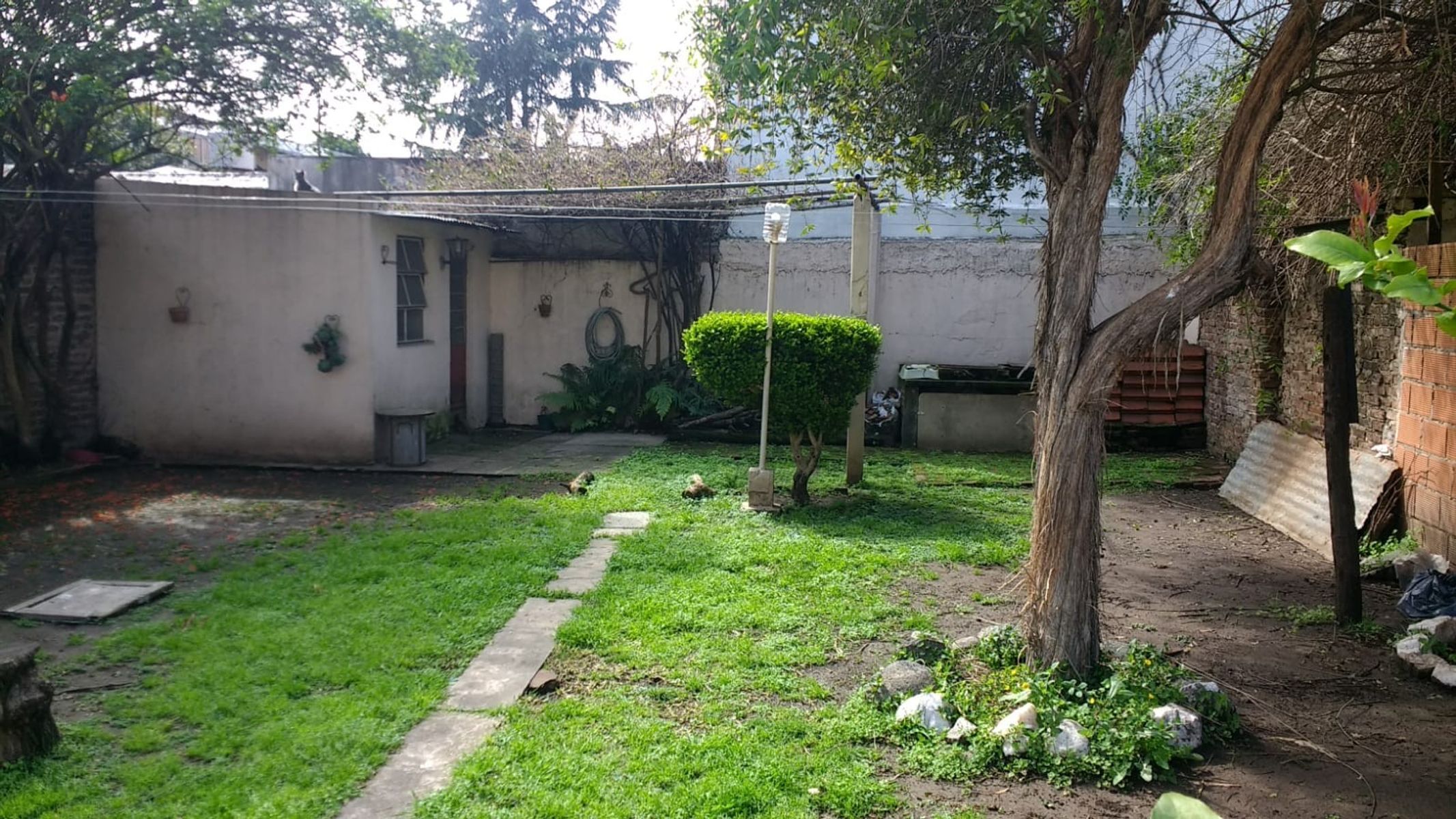 Casa 3 ambientes En Villa Luzuriaga Con Jardín, garage cubierto, y fondolibre con lavadero — foto 6