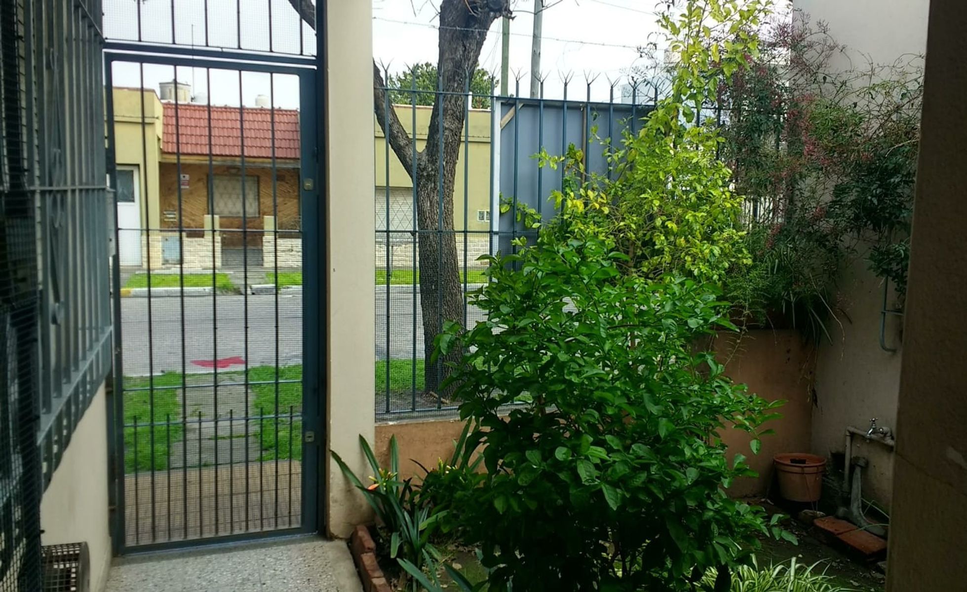 Casa 3 ambientes En Villa Luzuriaga Con Jardín, garage cubierto, y fondolibre con lavadero — foto 7