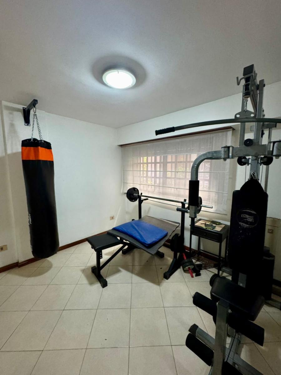 Excelente departamento 4 ambientes al frente en planta baja con entrada independiente. Villa Luzuriaga. NUEVO VALOR — foto 2