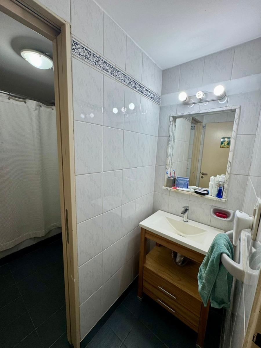 Excelente departamento 4 ambientes al frente en planta baja con entrada independiente. Villa Luzuriaga. NUEVO VALOR — foto 7