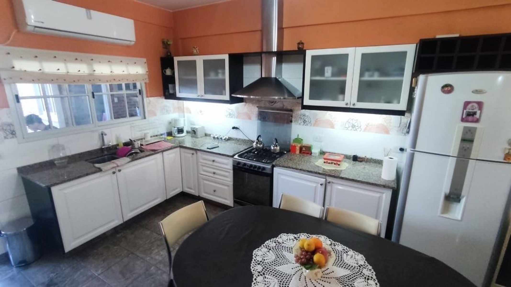 EXCELENTE CASA 4 AMBIERNTES TOTALMENTE RECICLADA CON CALEFACCION XRADIADORES CON CALDERA — foto 3