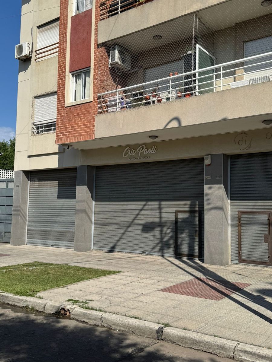 Local comercial de 59 m2 a metros de Av Pte Peron, excelente ubicacion — foto 2