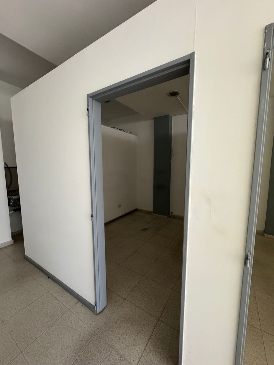 Local comercial de 59 m2 a metros de Av Pte Peron, excelente ubicacion — foto 6