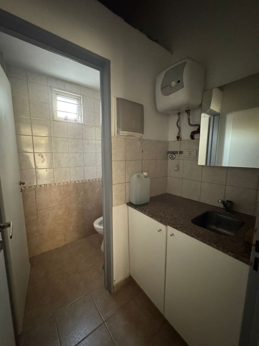 Local comercial de 59 m2 a metros de Av Pte Peron, excelente ubicacion — foto 9