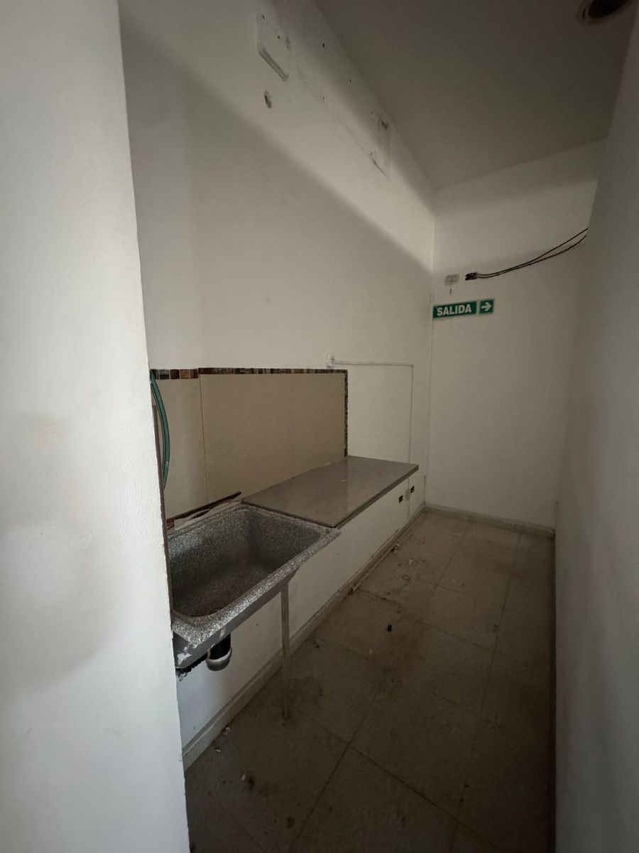Local comercial de 59 m2 a metros de Av Pte Peron, excelente ubicacion — foto 10
