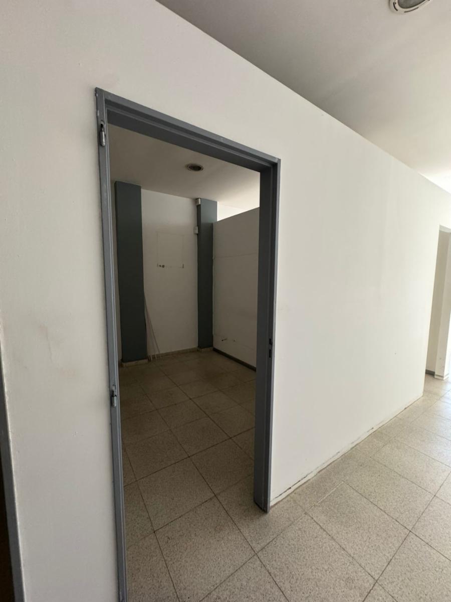 Local comercial de 59 m2 a metros de Av Pte Peron, excelente ubicacion — foto 11