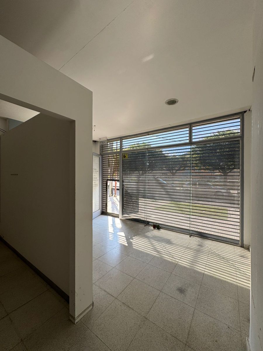 Local comercial de 59 m2 a metros de Av Pte Peron, excelente ubicacion — foto 12
