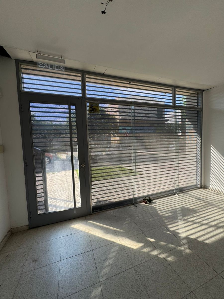 Local comercial de 59 m2 a metros de Av Pte Peron, excelente ubicacion — foto 13