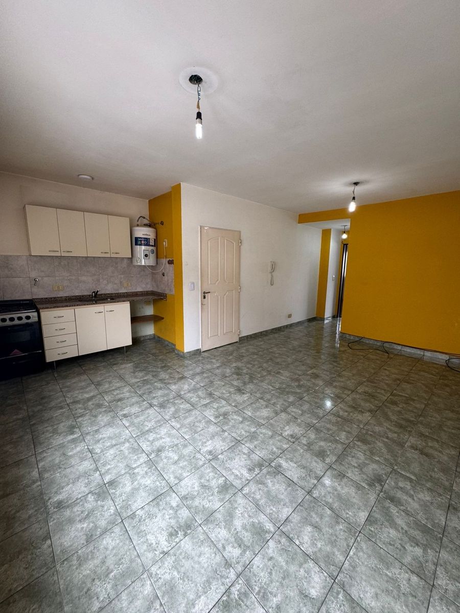 Excelente departamento 2 amplios ambientes en primer piso. Excelente ubicacion, sobre Av. Arieta. Centro de villa luzuriaga — foto 2