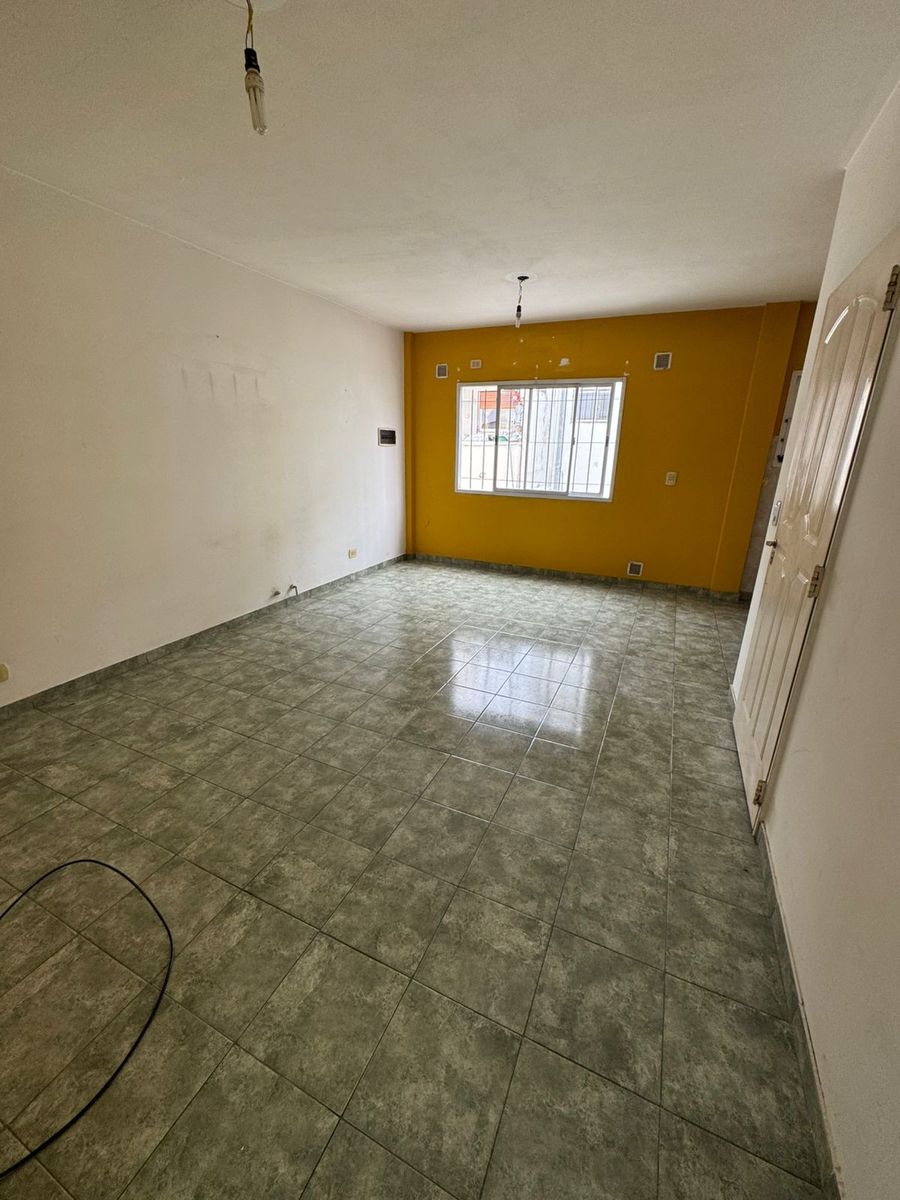 Excelente departamento 2 amplios ambientes en primer piso. Excelente ubicacion, sobre Av. Arieta. Centro de villa luzuriaga — foto 3