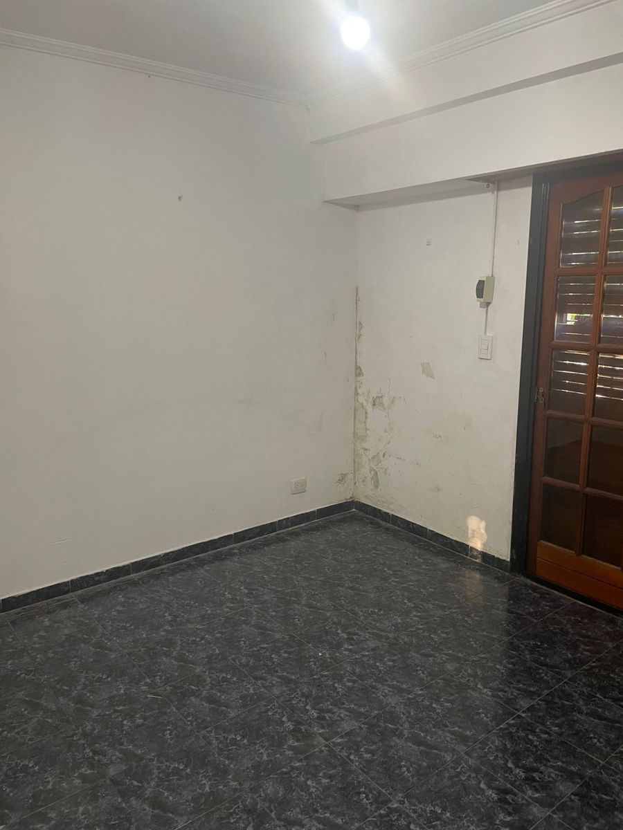 depto 2 ambientes con posibilidad de transformarlo en un tres ambientes,garage y patio — foto 8