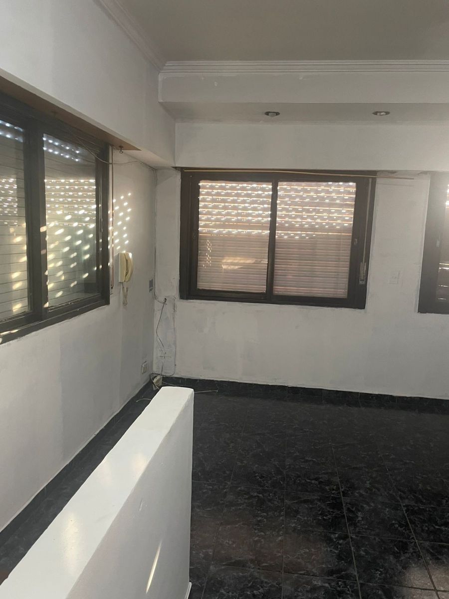 depto 2 ambientes con posibilidad de transformarlo en un tres ambientes,garage y patio — foto 9