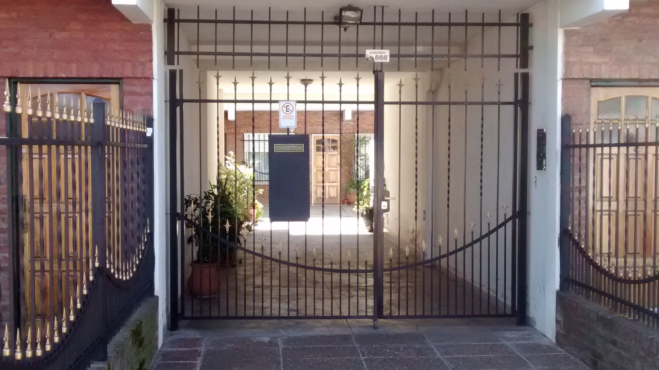 EXCELENTE DEPARTAMENTO 2 AMBIENTES + ESCRITORIO EN 1º PISO AL FRENTE CON BALCON. APTO CREDITO. — foto 2