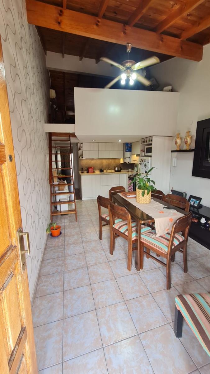 EXCELENTE DEPARTAMENTO 2 AMBIENTES + ESCRITORIO EN 1º PISO AL FRENTE CON BALCON. APTO CREDITO. — foto 3
