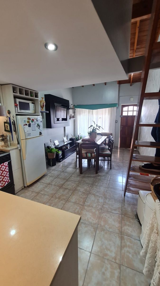 EXCELENTE DEPARTAMENTO 2 AMBIENTES + ESCRITORIO EN 1º PISO AL FRENTE CON BALCON. APTO CREDITO. — foto 4