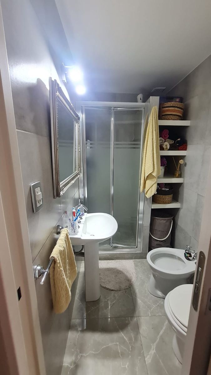 EXCELENTE DEPARTAMENTO 2 AMBIENTES + ESCRITORIO EN 1º PISO AL FRENTE CON BALCON. APTO CREDITO. — foto 7