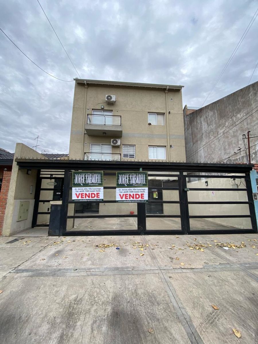 Excelente departamento 3 ambientes + escritorio, tipo duplex con balconal frente y al contrafrente. APTO CREDITO. A metros de Avenida Arieta,centro comercial de Villa Luzuriaga.