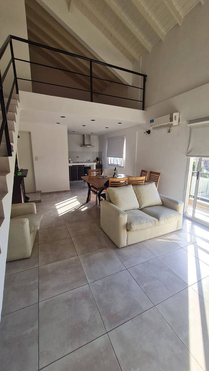 Excelente departamento 3 ambientes + escritorio, tipo duplex con balconal frente y al contrafrente. APTO CREDITO. A metros de Avenida Arieta,centro comercial de Villa Luzuriaga. — foto 3