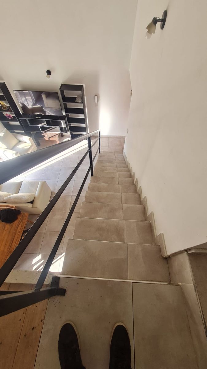 Excelente departamento 3 ambientes + escritorio, tipo duplex con balconal frente y al contrafrente. APTO CREDITO. A metros de Avenida Arieta,centro comercial de Villa Luzuriaga. — foto 5