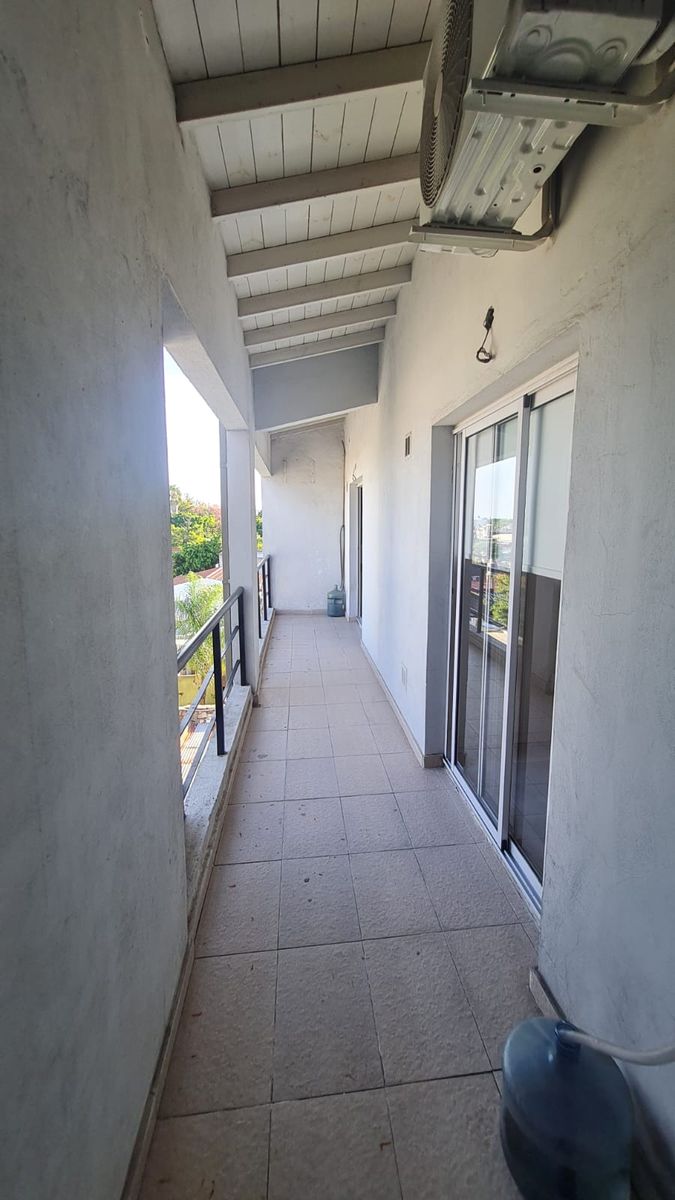 Excelente departamento 3 ambientes + escritorio, tipo duplex con balconal frente y al contrafrente. APTO CREDITO. A metros de Avenida Arieta,centro comercial de Villa Luzuriaga. — foto 8