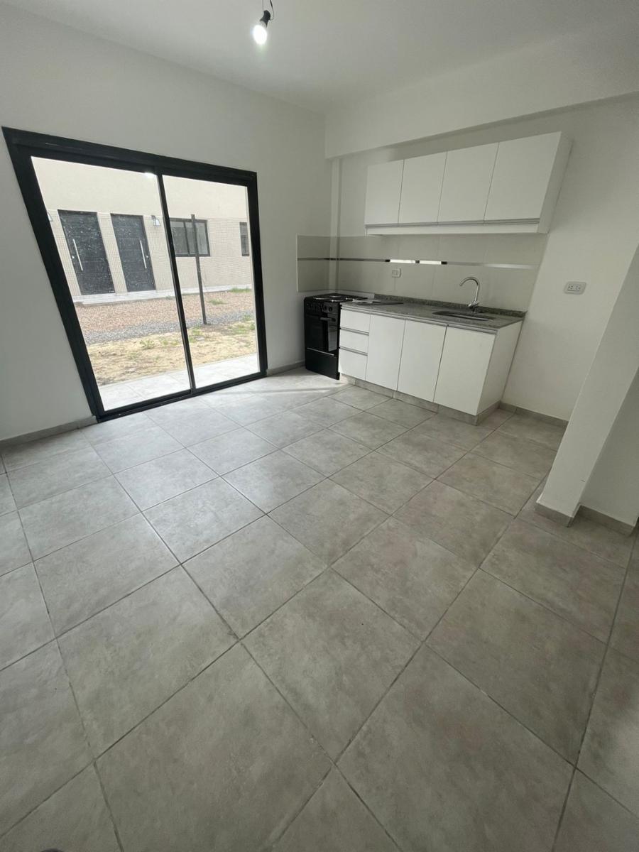 Dúplex a estrenar 3 ambientes al contra frente con cochera y patio. Muyluminoso. NUEVO VALOR — foto 7