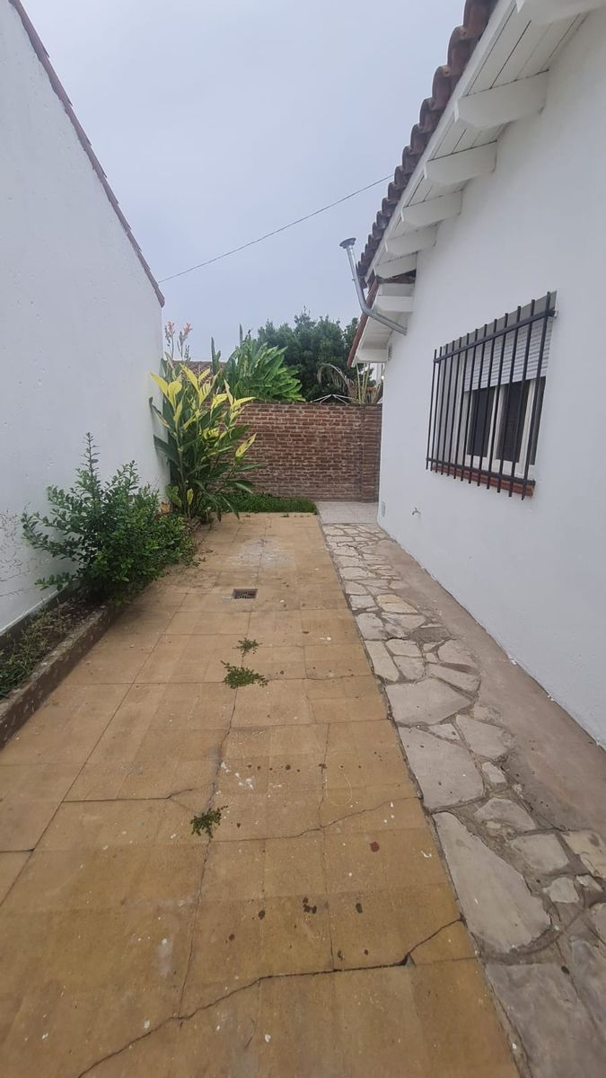 EXCELENTE CHALET RECICLADO A NUEVO DE 3 AMBIENTES EN BARRIO MARINA