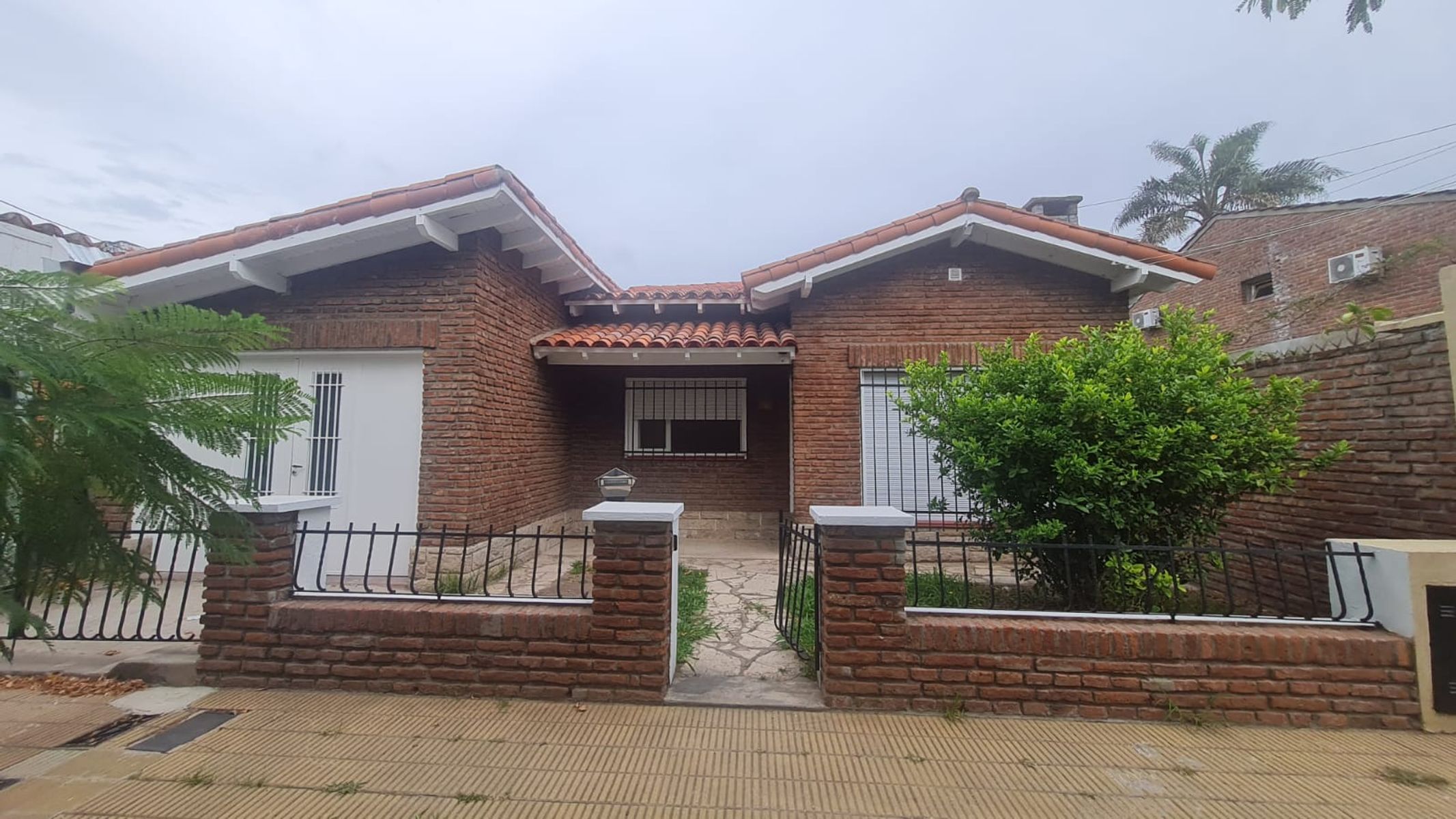 EXCELENTE CHALET RECICLADO A NUEVO DE 3 AMBIENTES EN BARRIO MARINA — foto 2