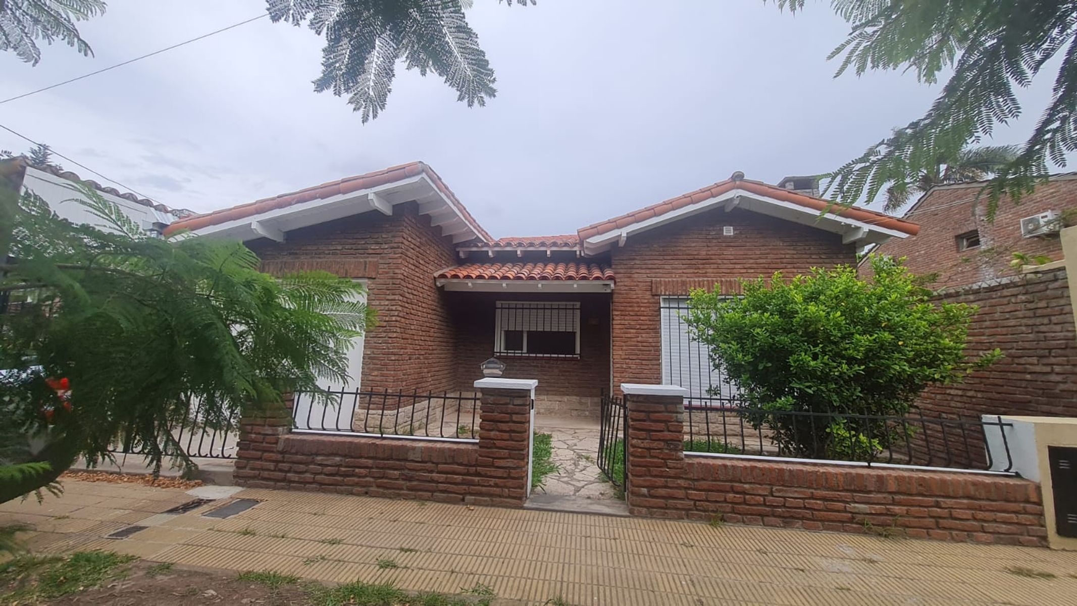 EXCELENTE CHALET RECICLADO A NUEVO DE 3 AMBIENTES EN BARRIO MARINA — foto 3