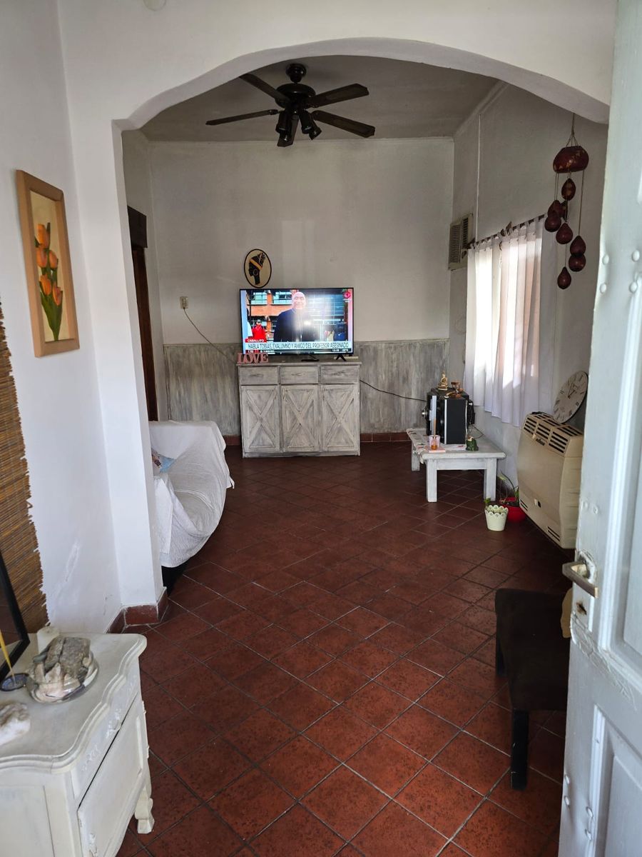 casa en dos plantas 3 ambientes con fondo y garage — foto 4