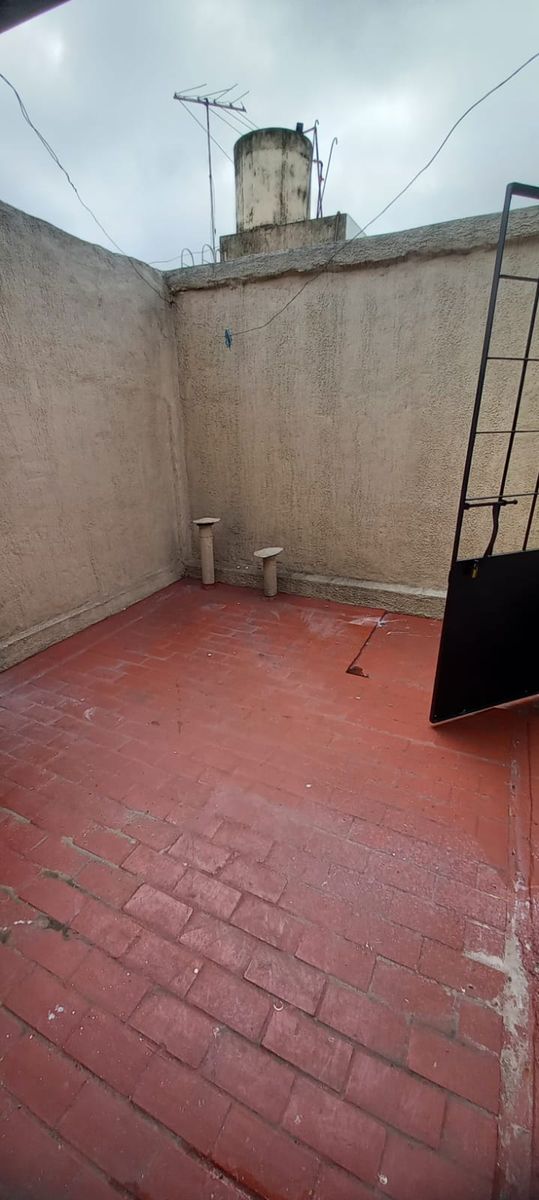 Departamento 2 ambientes en 1º piso al frente con patio. SIN EXPENSAS. Ramos Mejia - 2
