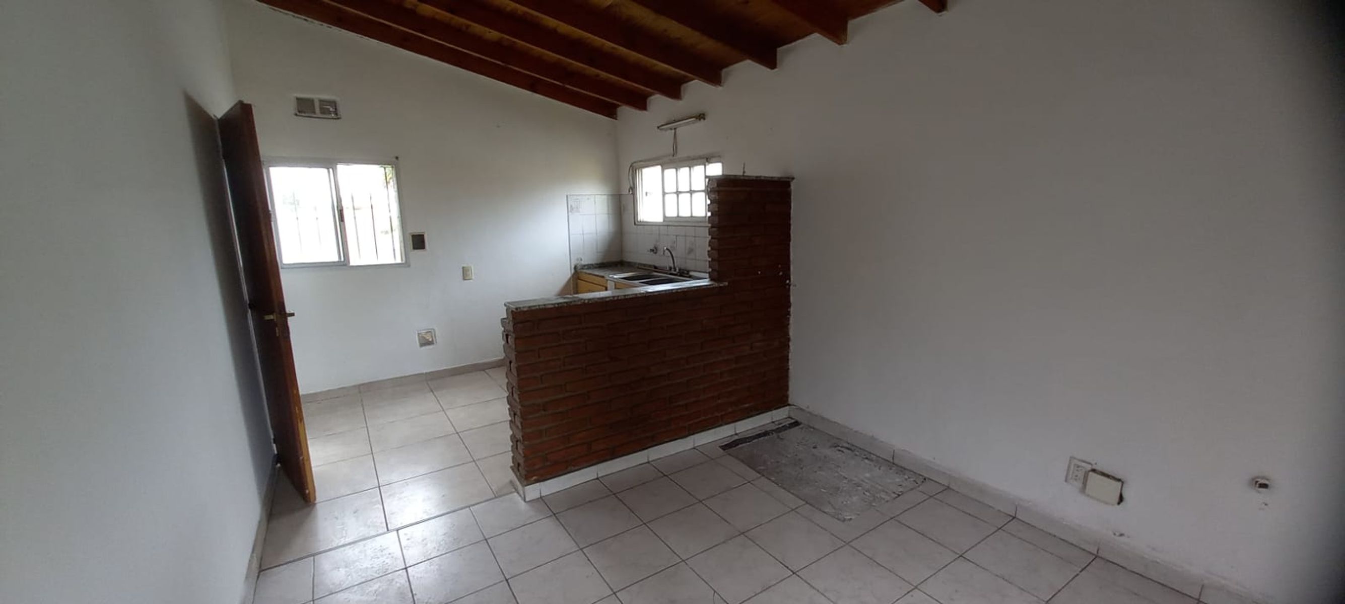 Departamento 2 ambientes en 1º piso al frente con patio. SIN EXPENSAS. Ramos Mejia - 9