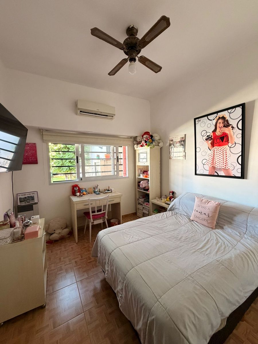 Impecable casa de 4 ambientes con parque, piscina, quincho y garage automático. Villa Luzuriaga