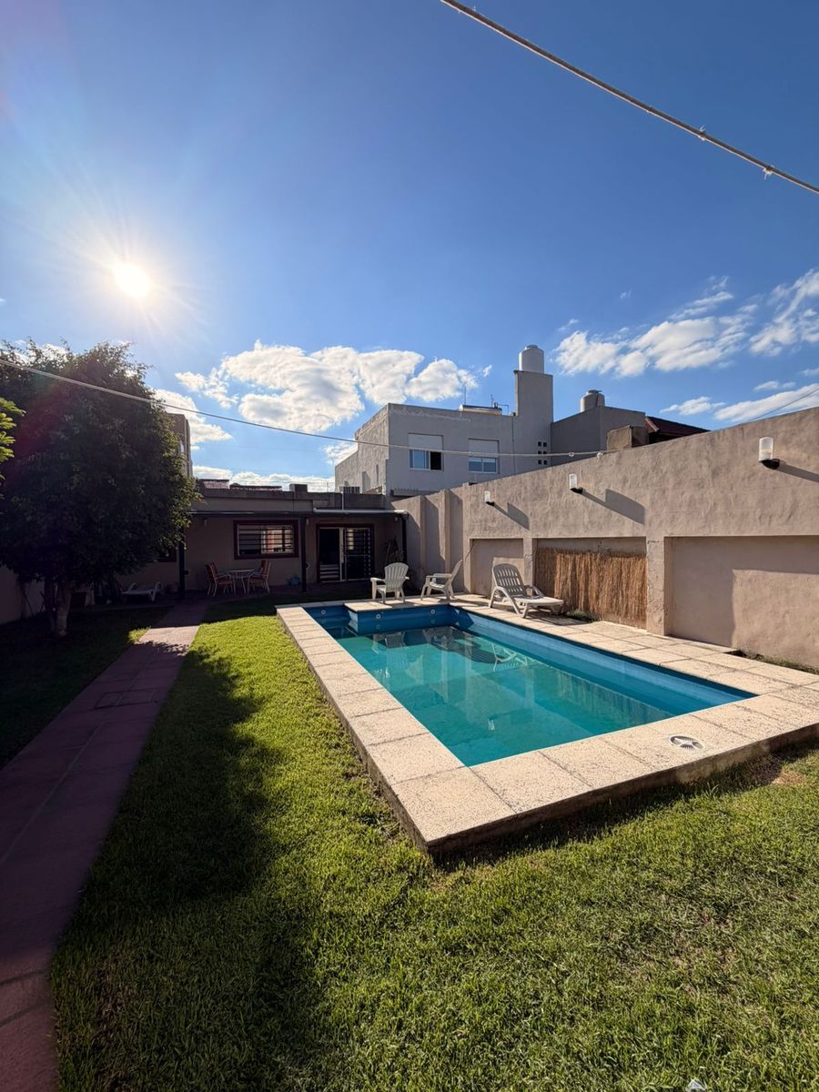 Impecable casa de 4 ambientes con parque, piscina, quincho y garage automático. Villa Luzuriaga — foto 3