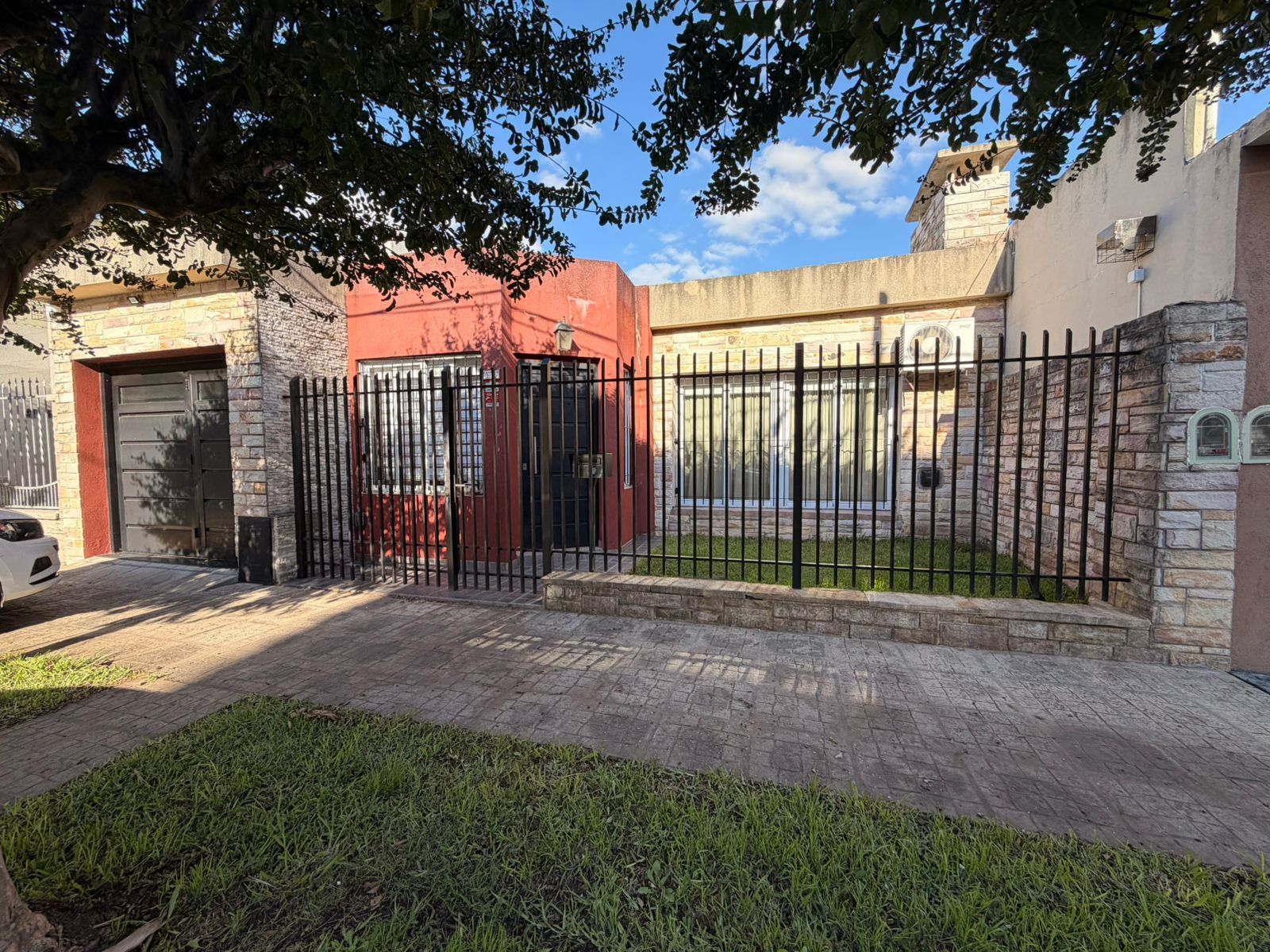 Impecable casa de 4 ambientes con parque, piscina, quincho y garage automático. Villa Luzuriaga — foto 6