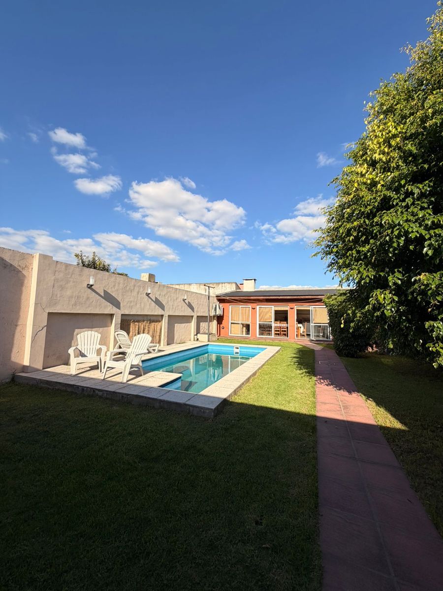 Impecable casa de 4 ambientes con parque, piscina, quincho y garage automático. Villa Luzuriaga — foto 7