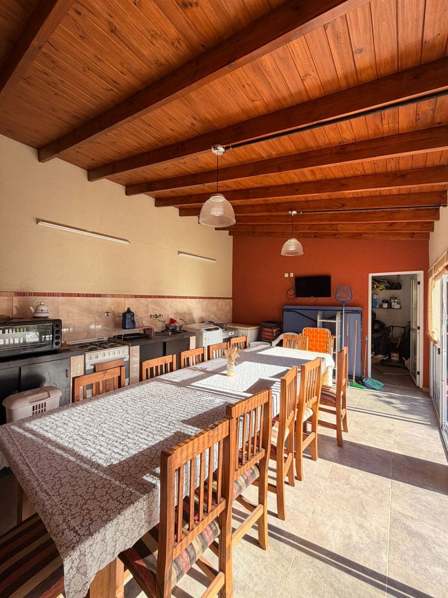 Impecable casa de 4 ambientes con parque, piscina, quincho y garage automático. Villa Luzuriaga — foto 11