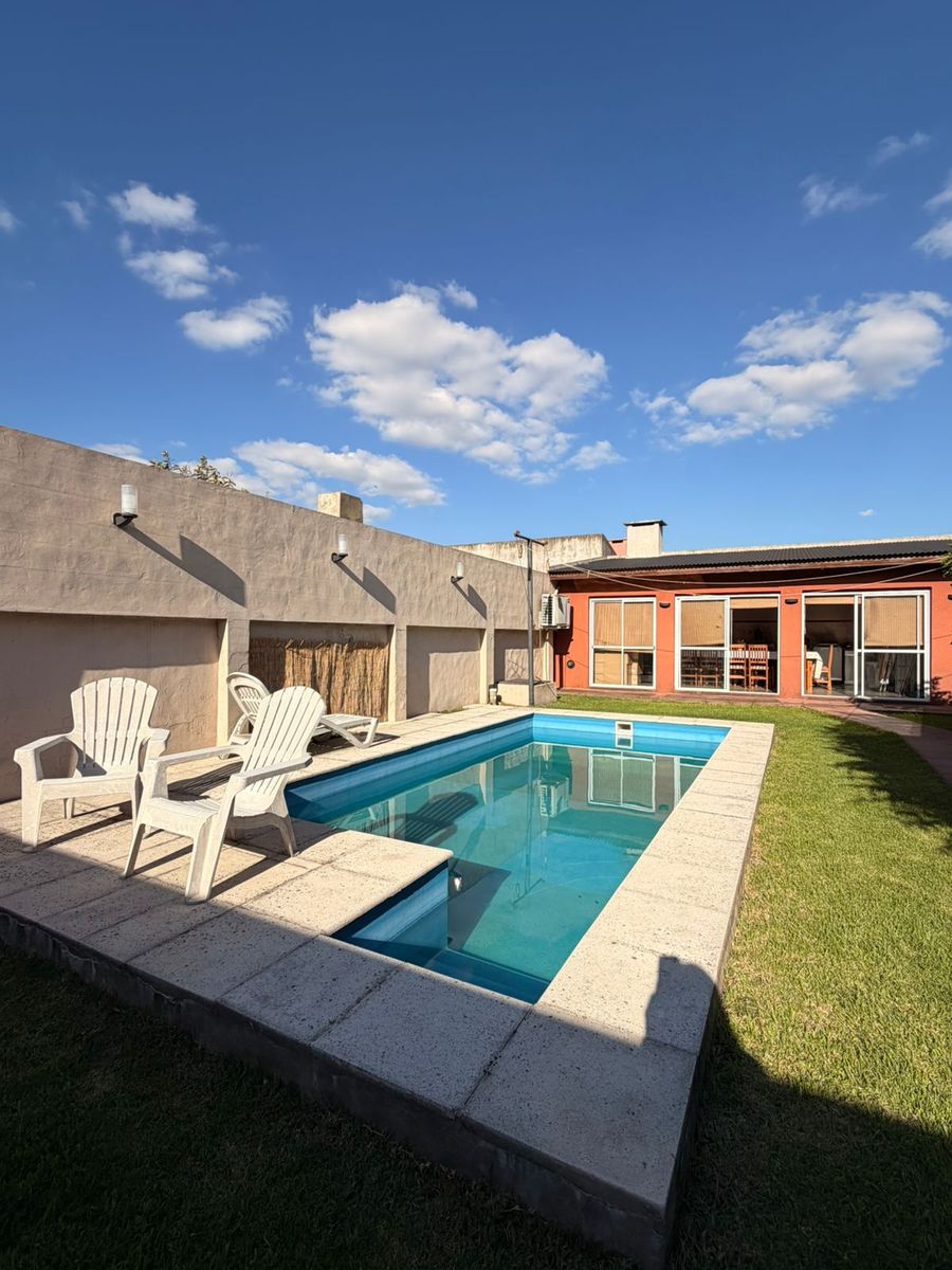 Impecable casa de 4 ambientes con parque, piscina, quincho y garage automático. Villa Luzuriaga — foto 12
