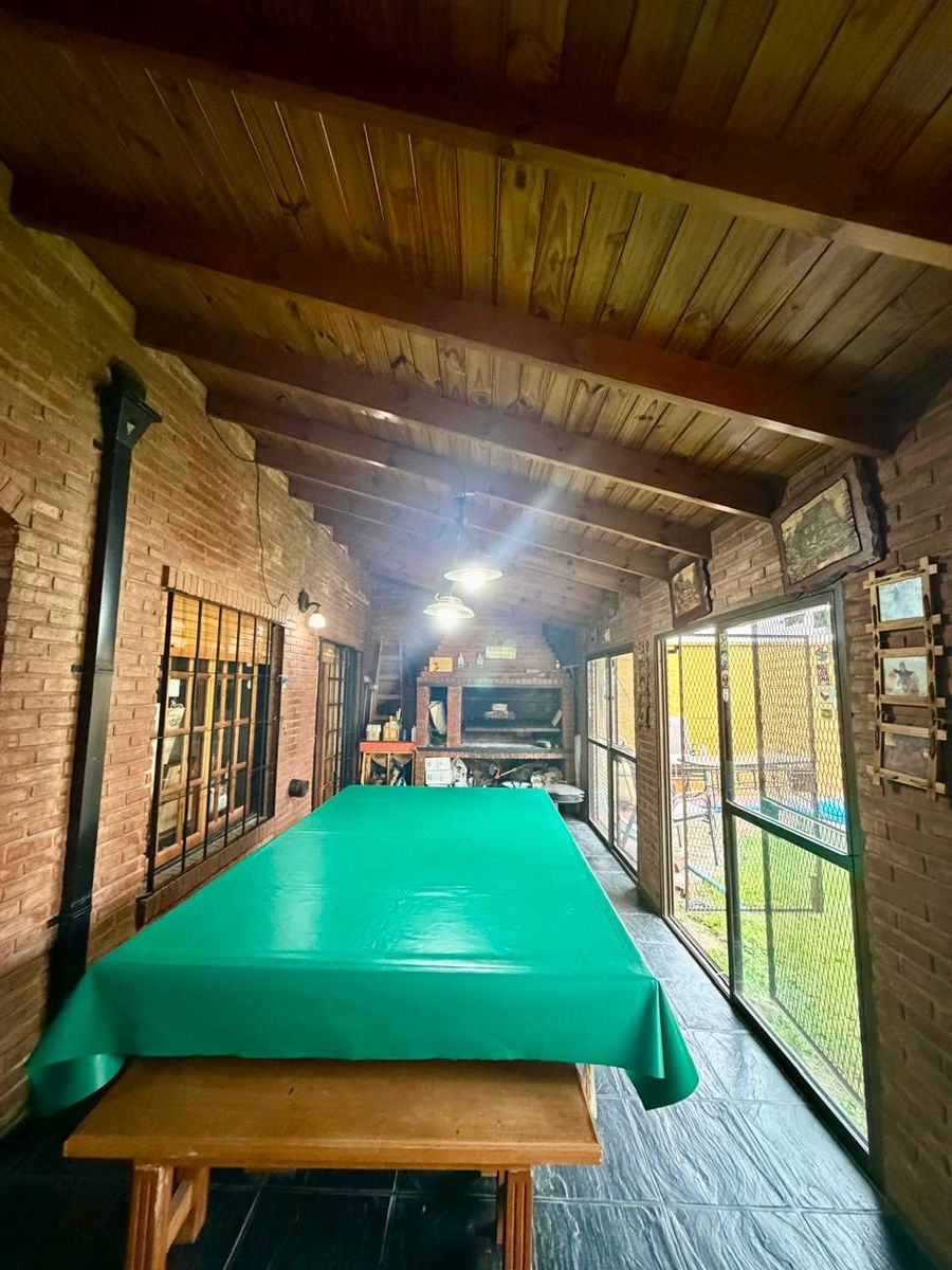 Impecable chalet PH 4 ambientes en dos plantas con piscina, quincho, fondo libre y excelente ubicación. APTO CREDITO
