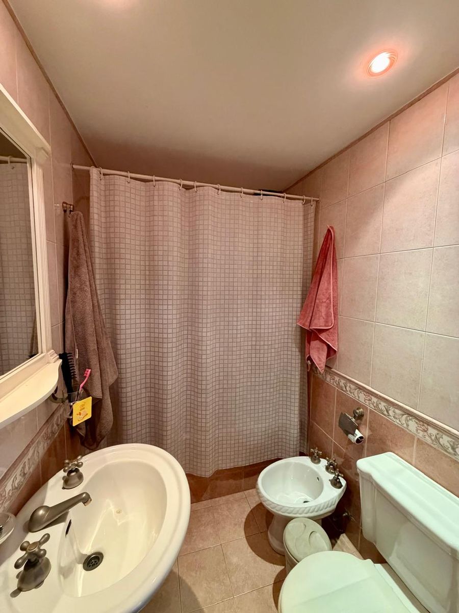 Impecable chalet PH 4 ambientes en dos plantas con piscina, quincho, fondo libre y excelente ubicación. APTO CREDITO — foto 3