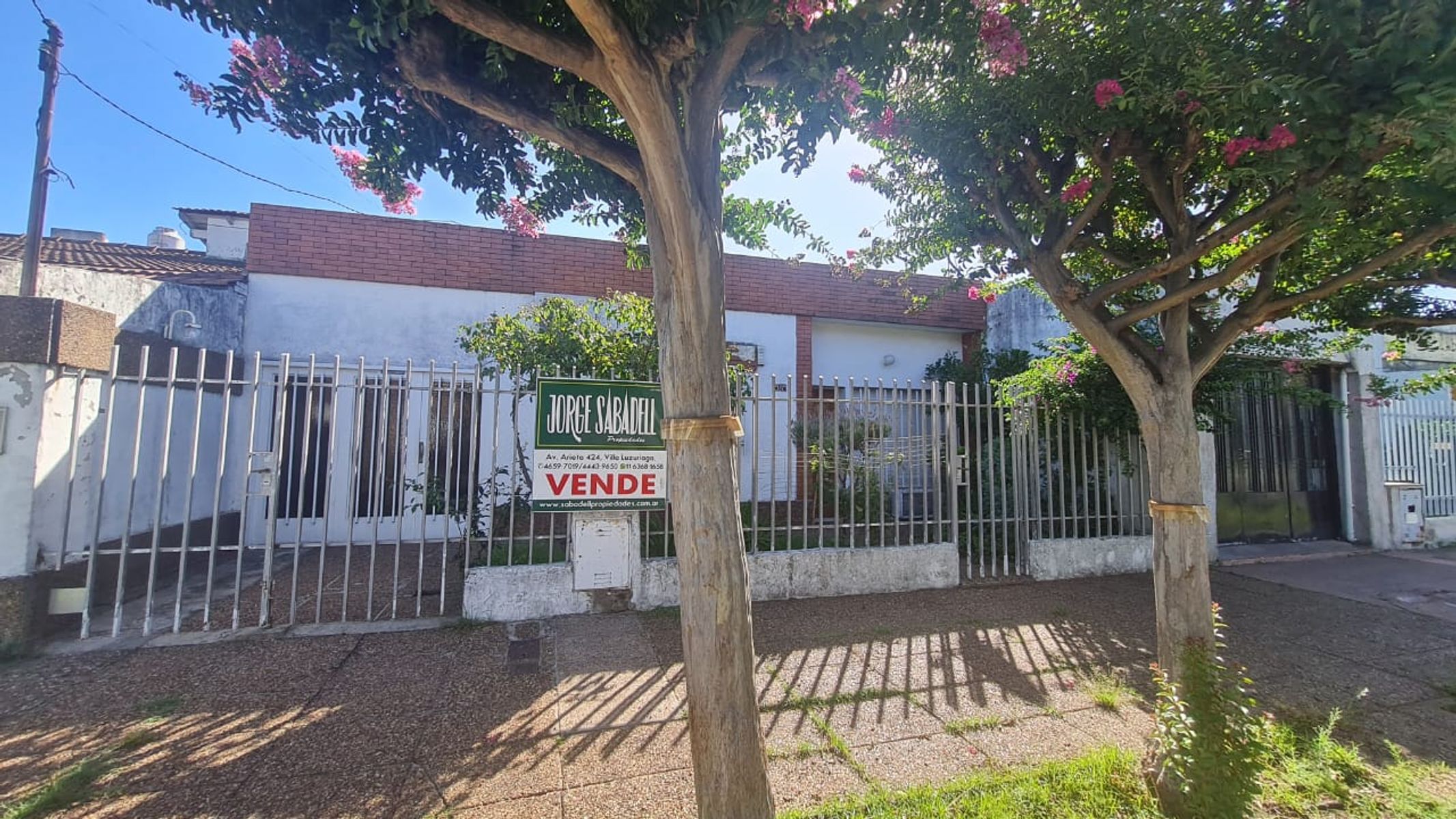 excelente casa 3 ambientes con garage y fondo libre - 1