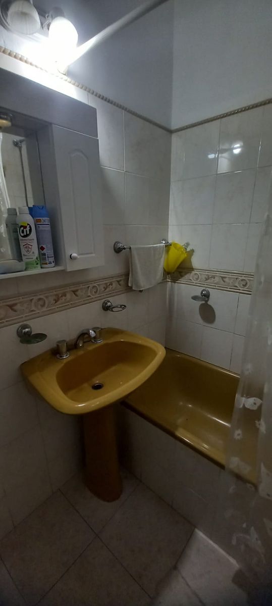 excelente casa 3 ambientes con garage y fondo libre - 7