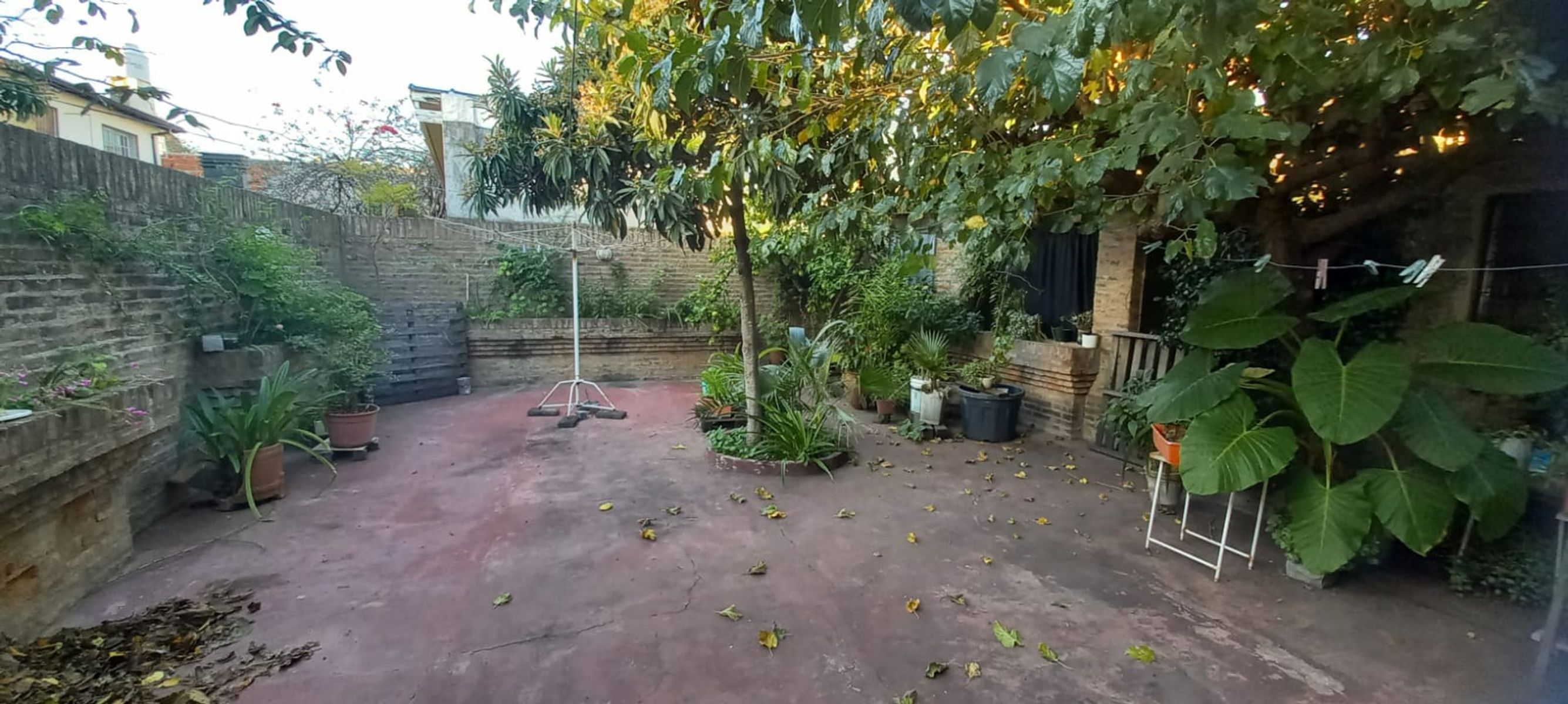 excelente casa 3 ambientes con garage y fondo libre - 12